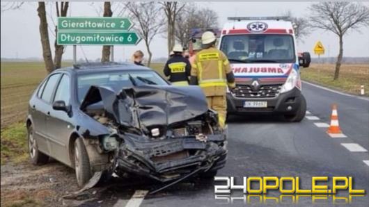 Kierowca Seata z taką siłą uderzył w forda, że auto wypadło za drogę