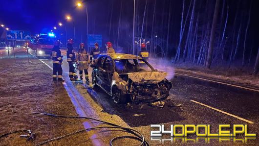 Zderzenie 3 pojazdów w Opolu. Golf stanął w płomieniach, kierowca uciekł