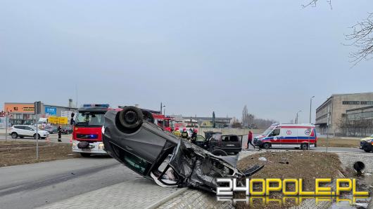 Zderzenie volvo z mercedesem w Opolu. Trzy osoby przewiezione do szpitala