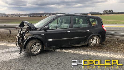 Kierowca renault uderzył w bariery na A4. Utworzyły się duże korki w kierunku Katowic