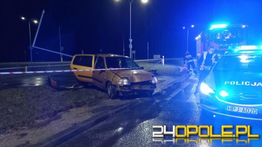 Samochód uderzył w słup w Tarnowie Opolskim. Kierowca uciekł