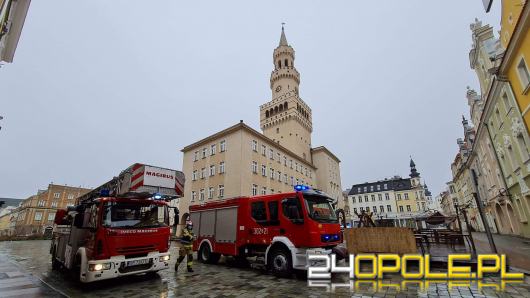 Mieszkaniec Rynku postawił na nogi wszystkie służby. Poranna akcja straży