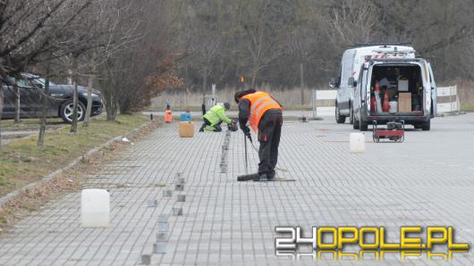 W mieście montowane są czujniki, które będą informować o wolnych miejscach parkingowych