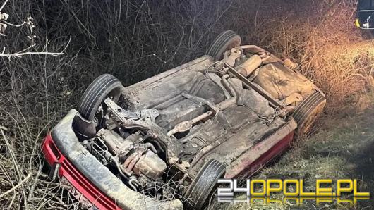 Nietrzeźwy kierowca golfa wypadł z drogi. Interwencja służb na trasie z Grodkowa do Żelaznej