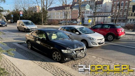 Zderzenie pojazdów na ulicy Piastowskiej w Opolu. Jedna osoba poszkodowana