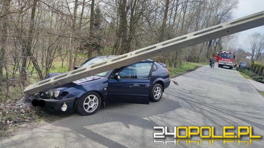 Kierujący osobówką wjechał w słup. Trafił do szpitala