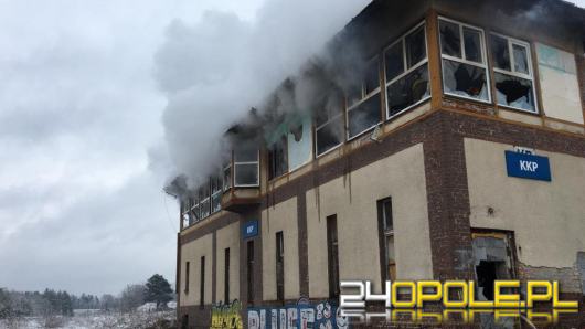 Strażacy gasili pożar wewnątrz opuszczonego budynku nastawni kolejowej