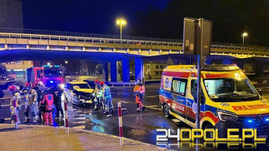 Zderzenie samochodu ciężarowego i taksówki w centrum miasta