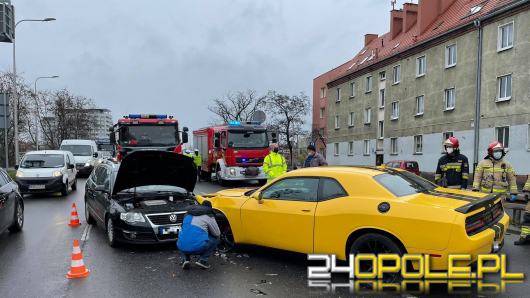 Dodge wpadł na sąsiedni pas drogi. Doszło do czołowego zderzenia