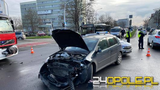 Zderzenie pojazdów na Wrocławskiej. Kierowca golfa skręcił pod zakaz
