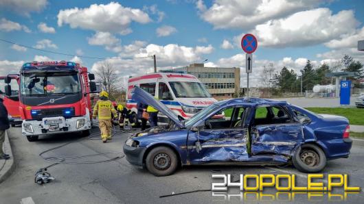 Zderzenie osobówki z samochodem ciężarowym w Praszce