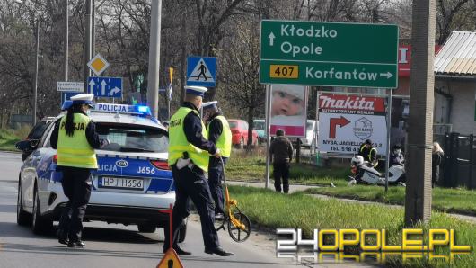 Mężczyzna prowadzący rower przez pasy potrącony przez osobówkę. Wypadek w Nysie