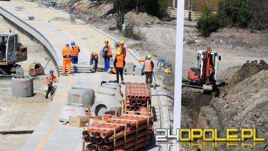 Trwa budowa nowego peronu na stacji Opole Główne. Remont przejdą też przejścia podziemne