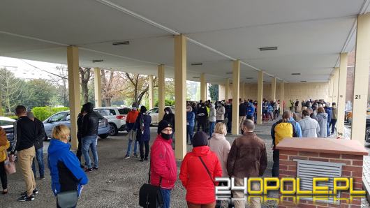 Tłumy Opolan w kolejce do szczepień pod Urzędem Wojewódzkim 