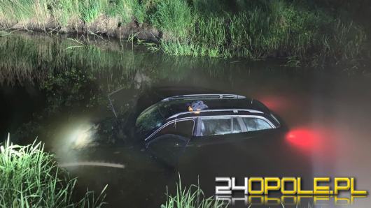 22-latek jechał swoim BMW za szybko. Pojazd wypadł z drogi i wpadł do rzeki