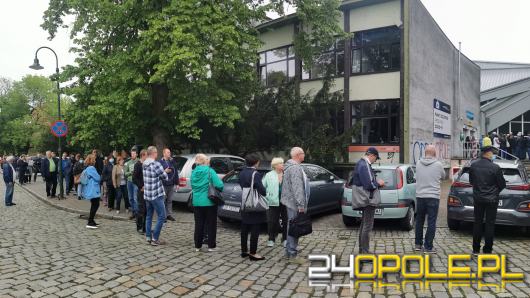 Dotarły szczepionki do Masowego Punktu Szczepień w Opolu. Ogromna kolejka przed Toropolem