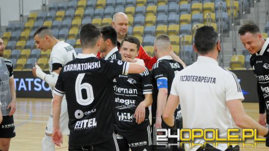 Dreman przegrywa, Gredar spada. 