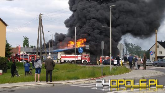 Strażacy nadal walczą z pożarem. W akcji 34 zastępy. W gminie obniżono ciśnienie wody