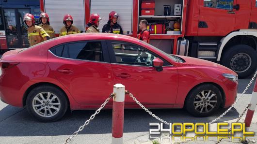 Zderzenie pojazdów na skrzyżowaniu w Opolu. Poszkodowana kobieta z dwójką dzieci