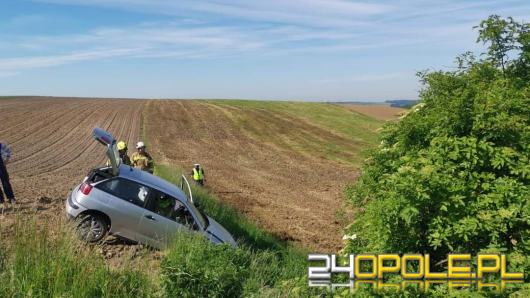 Samochód wypadł z drogi. Zdarzenie drogowe w Ciężkowicach