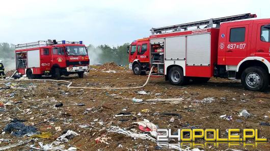 Kilkudziesięciu strażaków gasiło pożar na składowisku odpadów w Szymiszowie