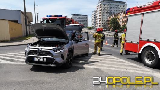 Kolizja pojazdów osobowych przy zjeździe z ronda w Opolu