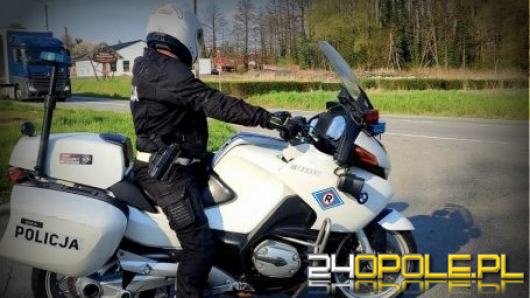 Wpadł podczas kontroli drogowej. 23-latek poszukiwany, z zakazem kierowania pojazdami