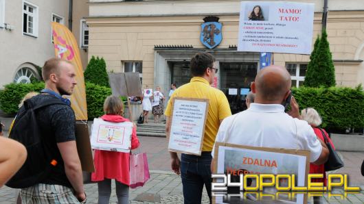 Protest pod opolskim Ratuszem. Nie dla nauki zdalnej i maseczek w szkołach!