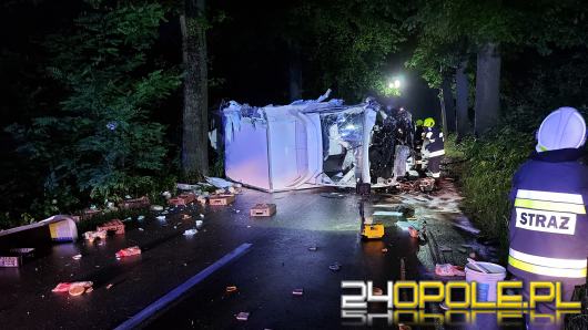 Murów: Samochód dostawczy uderzył w drzewo 