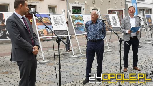 96. urodziny obchodzi Andrzej Hamada. Na rynku można podziwiać wystawę jego prac