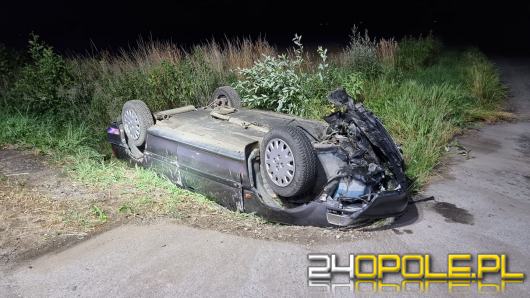 Dachowanie osobówki na ulicy Głównej w Kamionce