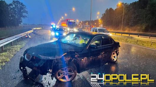 Kierowca BMW uderzył w bariery na nitce a4 w kierunku Wrocławia