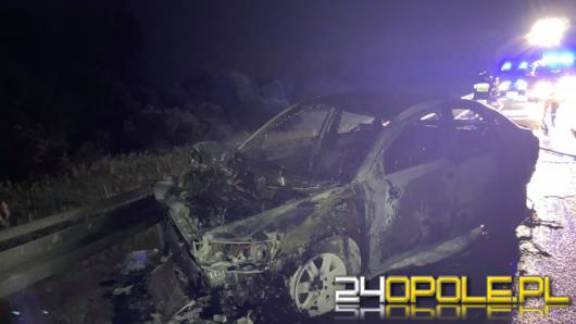 Dwa pojazdy zderzyły się na A4, jeden z nich spłonął