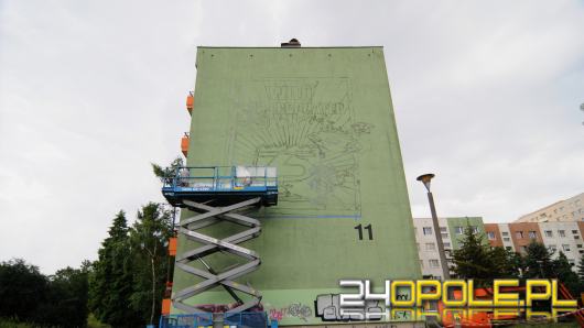 Na osiedlu Armii Krajowej rozpoczęto malowanie. Będzie mural z opolskim superbohaterem