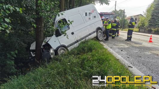 Samochód dostawczy wjechał do rowu i uderzył w drzewo