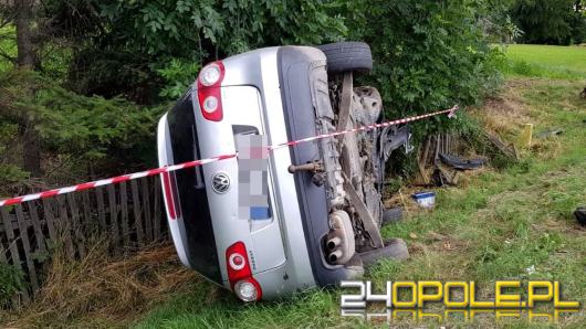 22-latek zasnął za kierownicą. Wjechał w drzewo