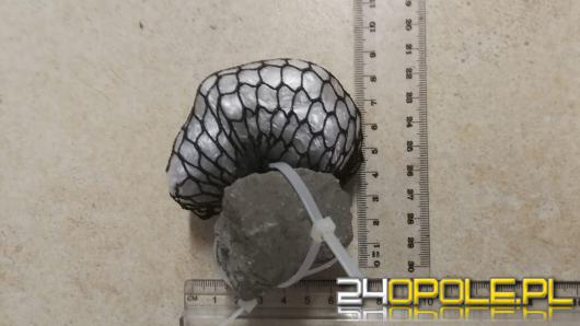 Narkotyki postanowiono doczepić do kamienia i przerzucić przez mur jednostki