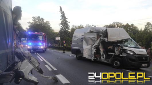 Samochód ciężarowy i bus zderzyły się pod Kluczborkiem