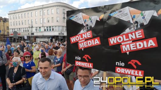 Kilkaset osób na Placu Wolności. Protestowali w imię wolności słowa i wolnych mediów