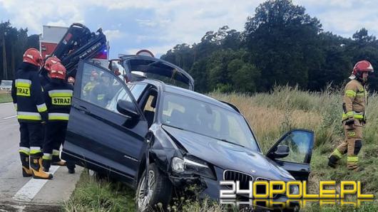 Pies wybudził się z narkozy i wszedł pod pedały auta. BMW dachowało na A4