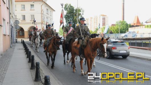 Parada Kawalerii w Opolu. Przez miasto przeszli ułani w towarzystwie historycznych pojazdów