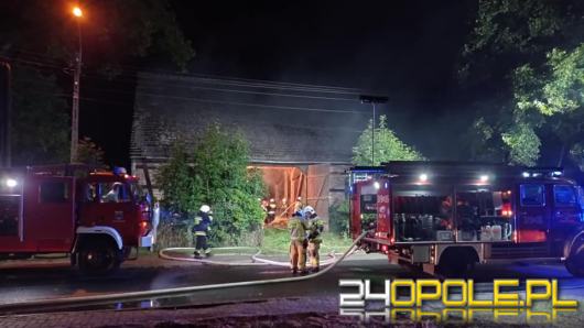 Pożar stodoły w Stobrawie gasiło 6 zastępów straży pożarnej