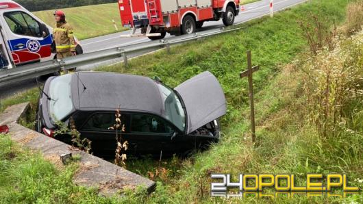 Audi wylądowało w rowie. Niebezpieczny poranek na opolskich drogach