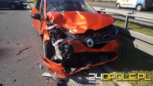 Niebezpieczne zdarzenie na autostradzie. Renault uderzyło w bariery