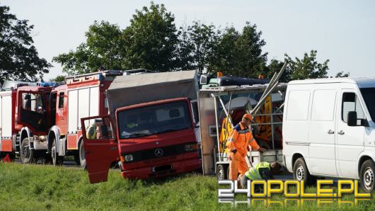 Samochód ciężarowy najechał na pojazdy robót drogowych. Wypadek na DK 94