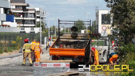 Pożar samochodu na budowie drogi łączącej Bielską i Sieradzką