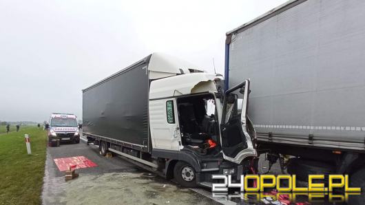 Trzy samochody ciężarowe zderzyły się na A4. Autostrada zablokowana