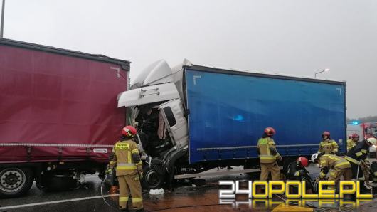 Zderzenie dwóch ciężarówek na A4. Jeden z kierowców trafił do szpitala