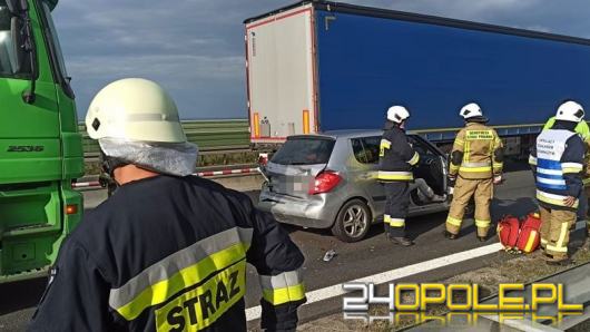 Wypadek na A4. Pijany kierowca ciężarówki wjechał w samochód osobowy
