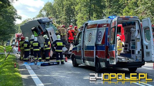 Zderzenie dwóch ciężarówek w Dąbrowie. Droga zablokowana w obu kierunkach